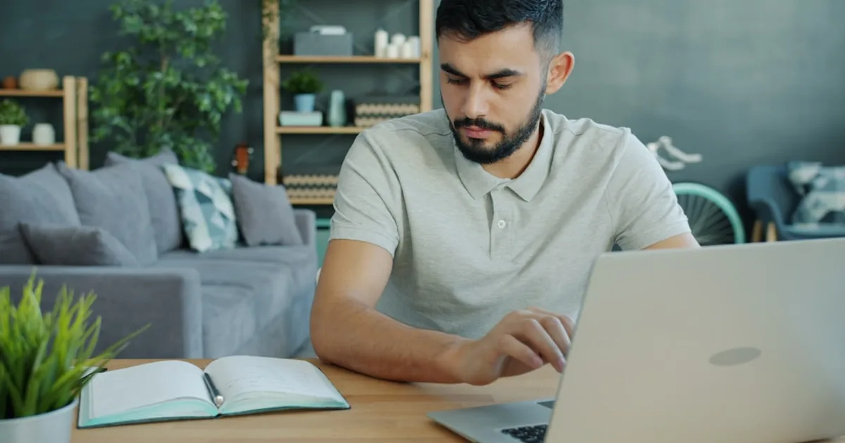 mulher brasileira jovem ilustrando PGBL em bancada da cozinha com notebook (PGBL vs VGBL: Diferenças, Tributação e Qual Escolher)