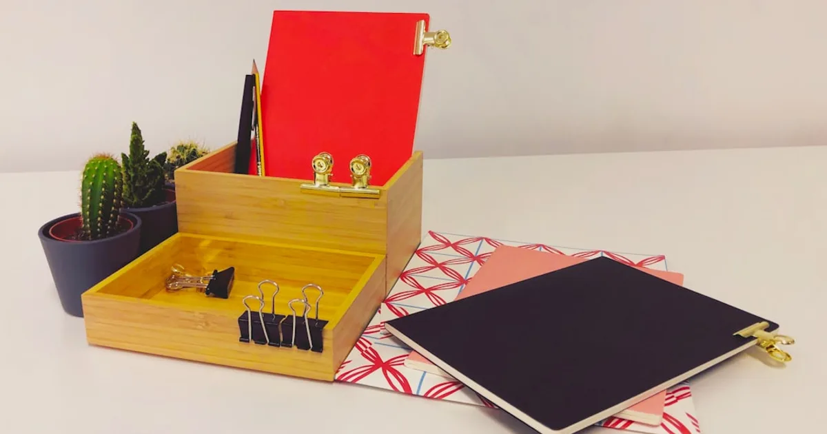 casal brasileiro ilustrando produtos digitais em sala de estar simples com sofá (Produtos Digitais e Artesanato: Como Vender Sem Grande Inve