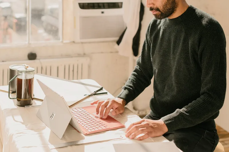 pessoa brasileira adulta fotografando produto para anúncio sobre “Produtos digitais: e-books, planilhas e cursos” com câmera e produto em es