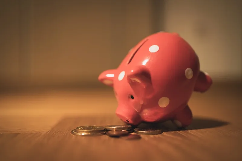 mãe brasileira montando jogo educativo de economia sobre “Como mapear sua situação atual em reais” com apostila impressa em apartamento bras