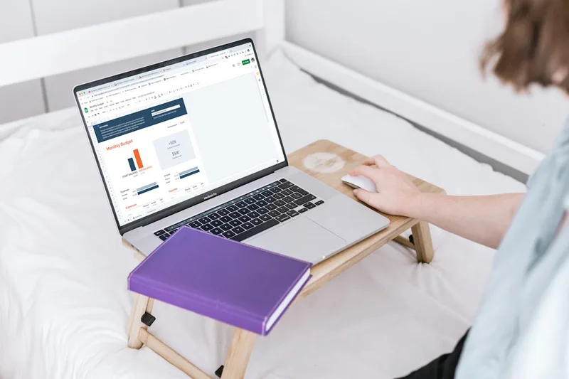 estudante universitário brasileiro fotografando produto para anúncio sobre “Apps de entrega e transporte: flexibilidade com desgaste” com la