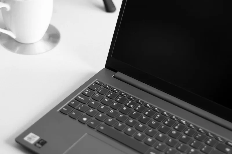 profissional liberal brasileiro pesquisando investimentos no notebook sobre “Por que renda fixa muda o fim do mês no Brasil” com quadro bran