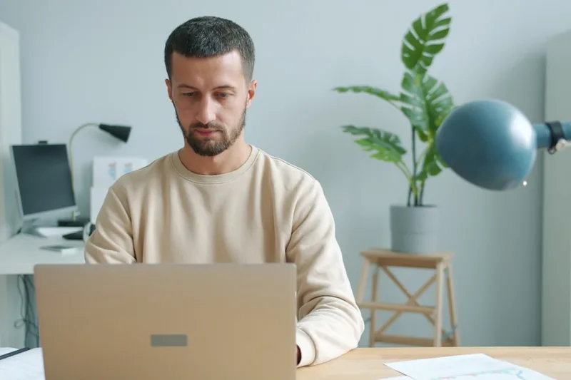 pai brasileiro estudando Tesouro Direto sobre “Como mapear sua situação atual em reais” com lista de ativos em papel em escritório pequeno d
