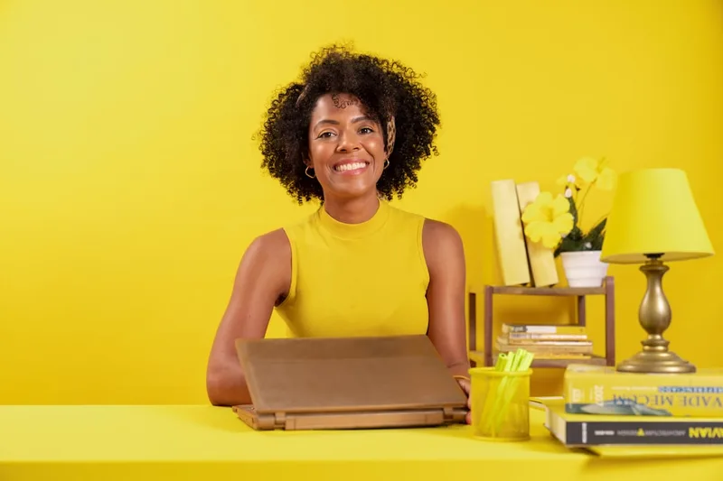 microempreendedora brasileira organizando estoque em caixas sobre “O que é renda passiva de investimentos (e o que ela não é)” com material