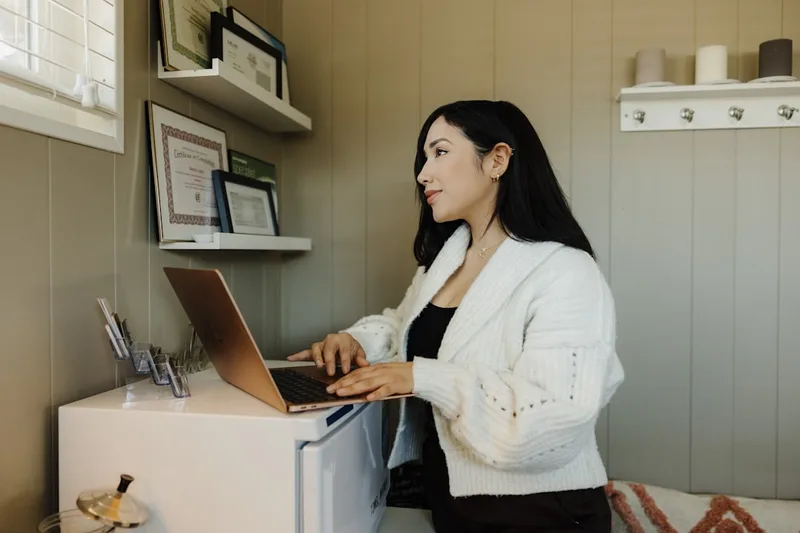 microempreendedora brasileira dando aula online por videochamada sobre “Fundos Imobiliários (FIIs): renda mensal e isenção de IR” com smartp