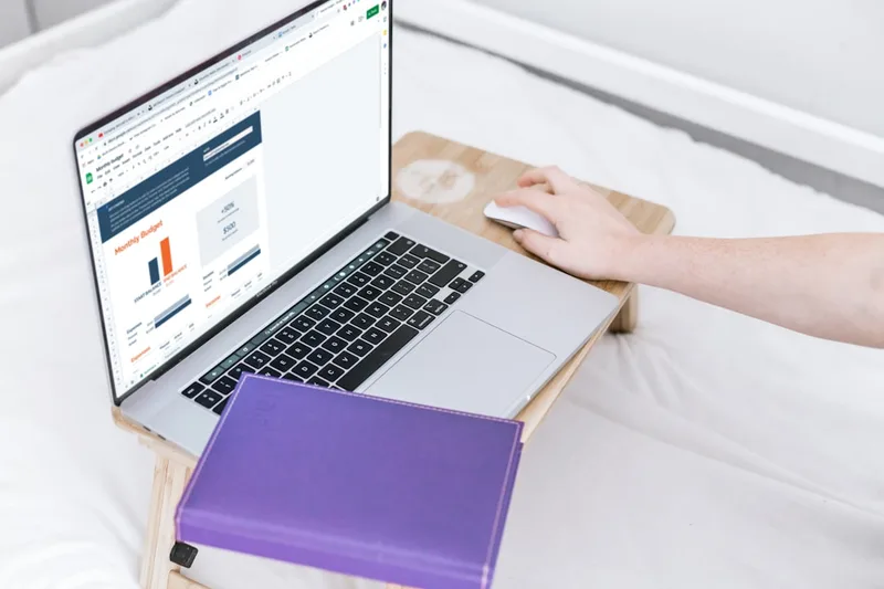 Contexto Brasil: planilha de salário bruto versus líquido no laptop (Estratégia prática: de orçamento a metas em R$)