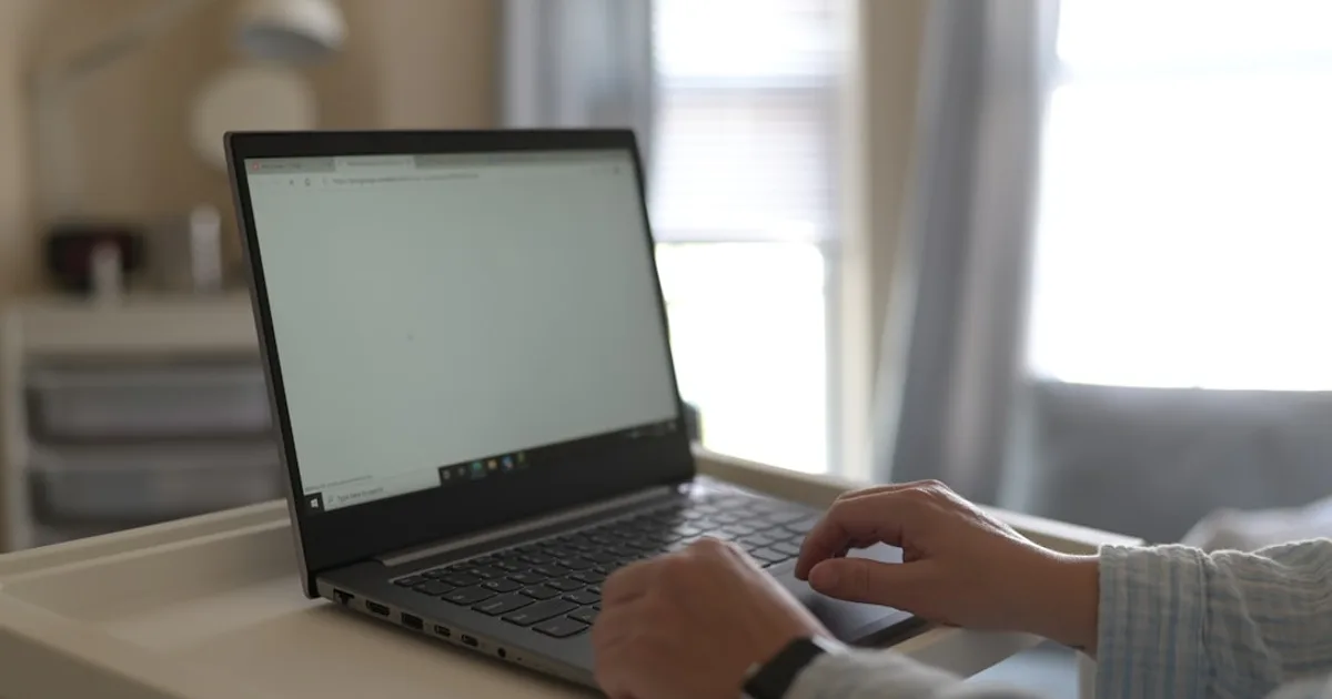 Contexto Brasil: pessoa trabalhando no notebook à noite em home office com segundo emprego (Segundo Emprego CLT e Renda Extra: Cuidados Fisc
