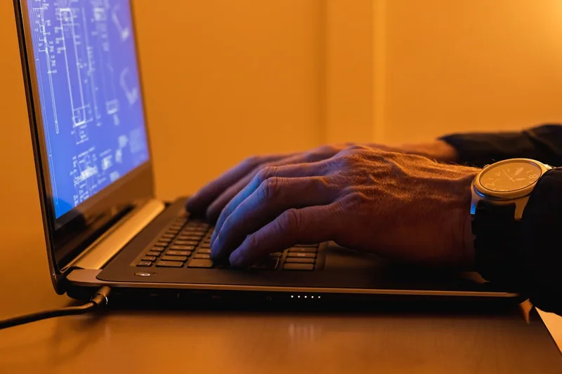 Contexto Brasil: freelancer no laptop após o expediente em apartamento (É permitido ter dois empregos CLT ao mesmo tempo?)