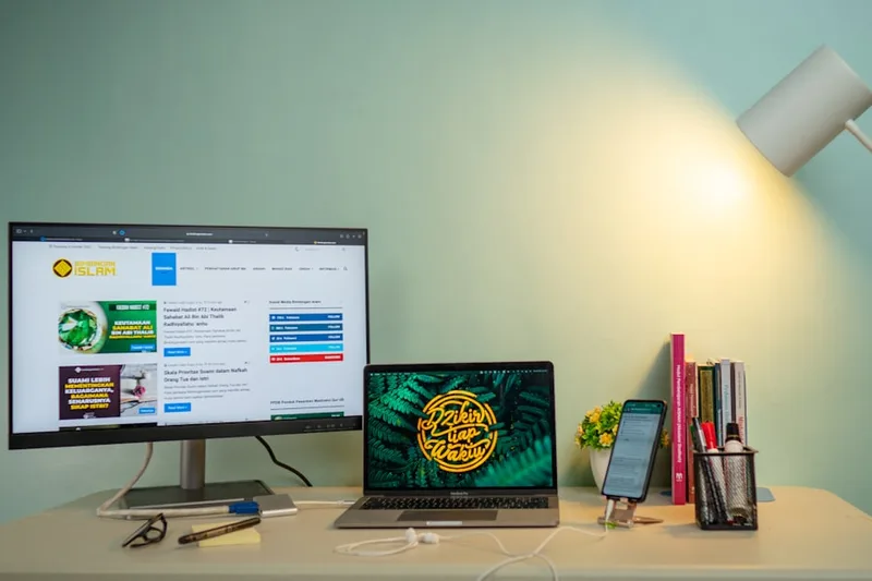 Contexto Brasil: pessoa acessando Tesouro Direto no notebook em apartamento (Como mapear sua situação atual em reais)