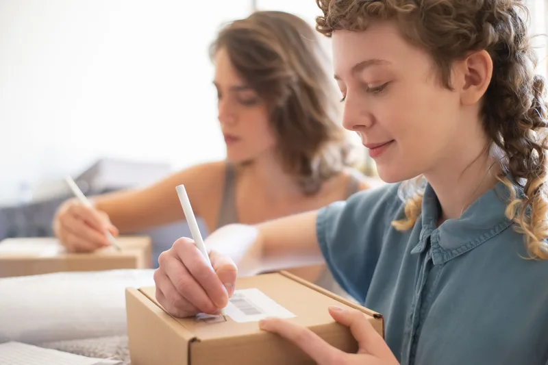 Brasileiro organizando vender online em casa