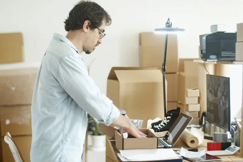 Casal brasileiro planejando vender online